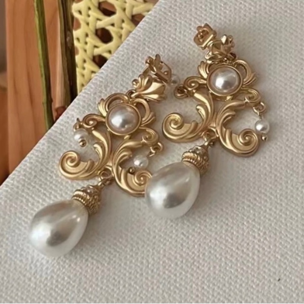 NEW VINTAGE STYLE EARRINGS GOLD